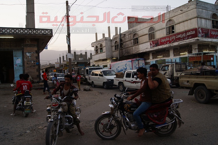 اشتباكات مسلحة بين عناصر اللجان ومسلحين قبليين بسوق لودر