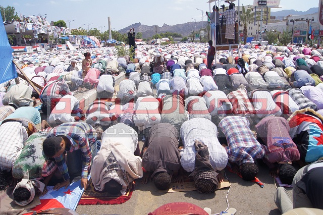 مليونية ساحة العروض تتكرر كل جمعة وأطفال تزينهم أعلام الجنوب