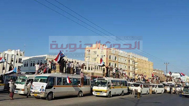 انطلاق موكب حضرموت الوادي متجه إلى ساحة القرار قرارنا بالمكلاء واستقباله بالنشيد الجنوبي بالساحة ( مصور)
