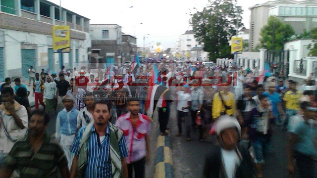 إطلاق النار على المتظاهرين وإنزال علم الوحدة ورفع علم الجنوب فوق بوابة شركة النفط