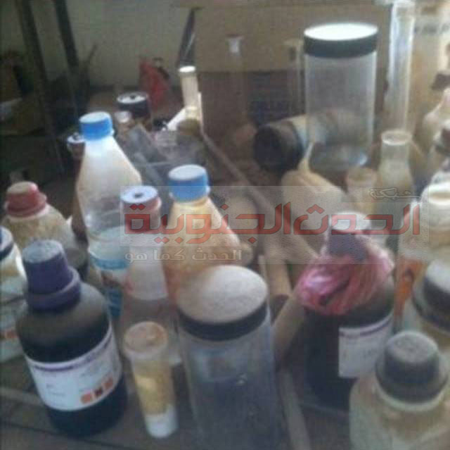 أحد طلاب كلية الضالع يستنشق غازات كيميائية خطيرة تنبعث من مختبرات ومخازن كلية التربية بالضالع