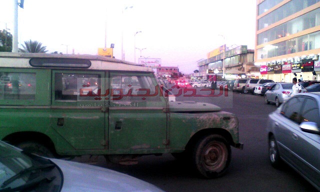 ( خليك مع لاندروفر ) ويبقى الأصيل يتجول بشوارع عدن متباهيا بمعدنة الثمين (مصور)