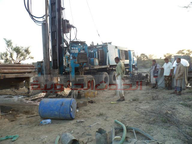 تواصل اعمال حفر بئرين ارتوازيتين لتغذية مدينة لودر بالمياه الصالحه للشرب
