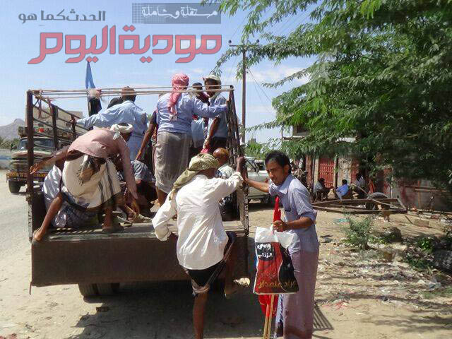 موكب من مودية ينطلق الآن باتجاه ساحة العروض بعدن لابسين الأكفان