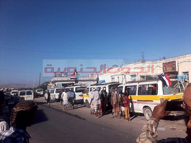 موكب ابناء شبوة برفقة باعوم يصل الان مدينة المحفد والالتحام بموكب المحفد