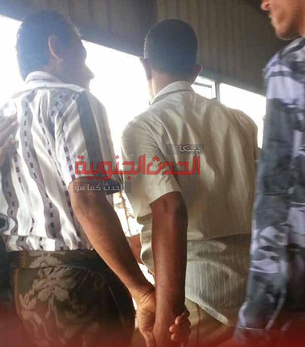 قوة أمنية تداهم أحد مطاعم عدن للقبض على مراسل قناة الجزيرة فضل مبارك