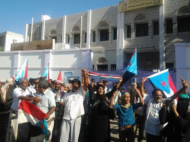 وقفة احتجاجيه إمام مدرسه باكثير للبنات بكريتر وقوات الأمن اليمني تطلق الرصاص الحي علي المتظاهرين .