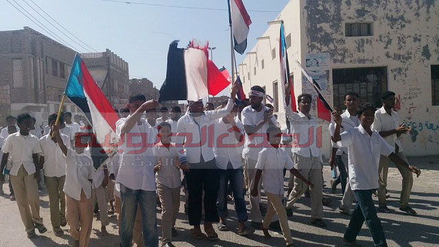 المجلس التنسيقي الطلابي بمديرية الديس الشرقية ينظم مسيرة تضامنية مع عدن والشحر في فترة الاستراحة