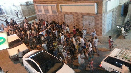 مسيرة حاشدة في الشحر تنديداً بجريمة اغتيال المناضل خالد الجنيدي