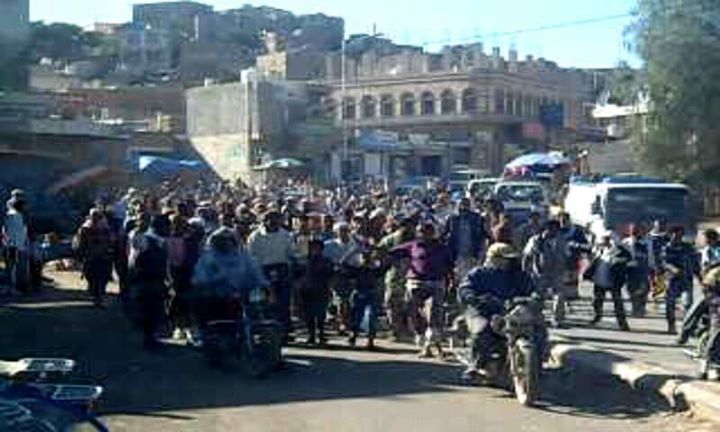 مسيرة يوم الأسيربالضالع  والتضامن مع أبناء شبوة وعدن وقوات الجيش اليمني تطلق النار على المدينة