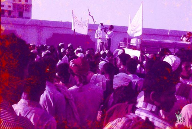 تظاهرات مدينة المكلا في الصورة الخطيب الذي كان يلهب ألمشاعر حينها سنة 1966م