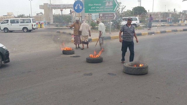جرحى في اعتداءات الأمن اليمني على محتجين إمام ملعب 22 مايو