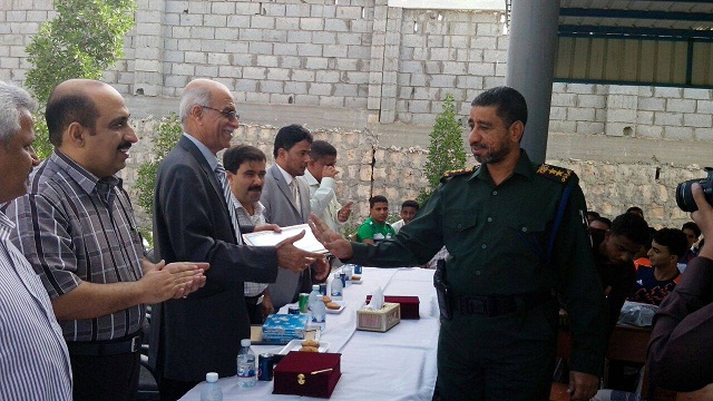 الثانوية النموذجية بالمكلا تكرم العقيد : فهمي بللكديش نائب مدير الجوازات في حضرموت لجهوده العظيمة في تسهيل وتذليل كافة الصعوبات أمام الطلاب المبتعثين للدراسة في الخارج,