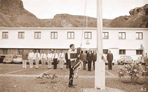 صورة نادرة للحظة انزال العلم البريطاني في عدن استعداداً للرحيل في 30نوفمبر1967