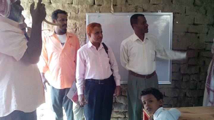 مدير مكتب التربية والتعليم في مديريه خنفر يزور مدرسه اسامه بن زيد في منطقه كمب الطريه