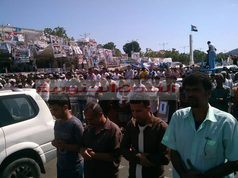 الآلاف من الجنوبيين يشيعون الشهيد الجنيدي بساحة العروض (مصور)