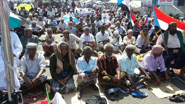 بن شعيب بجمعة ساحة الاعتصام بعدن على الجنوبيين التوحد لنيل دولتهم