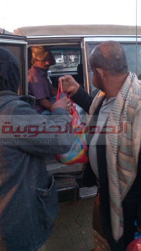 لحظات تسليم الجنود المختطفين بالضالع بعد الإفراج عن فارس ( مصور )