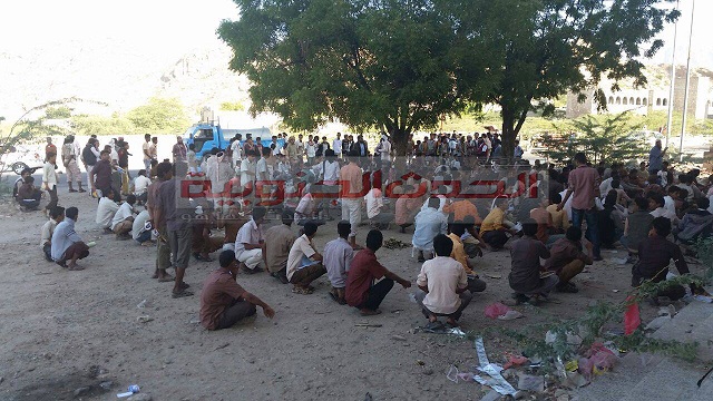 طلاب مودية يفترشون التراب بسبب إغلاق ثانوية جواس من قبل مالك الأرض ( مصور)