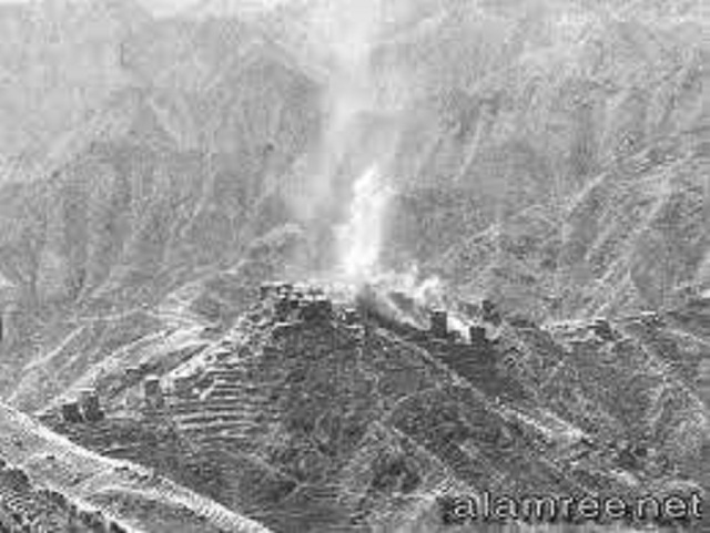 صورة نادرة لقصف الطيران الملكي لمنطقة القارة بيافع  عام 1953 م