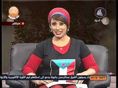 مذيعة قناة عدن لايف تعرض تي شرت (جرم) للمزاد لصالح المعتصمين