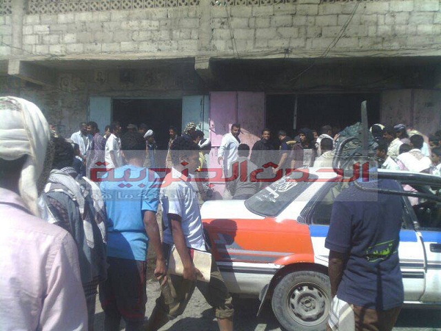 تفاصيل انفجار عبوة ناسفة بمحل تجاري لأبن شقيق قائد اللجان الشعبية بمديرية مودية ( مصور )