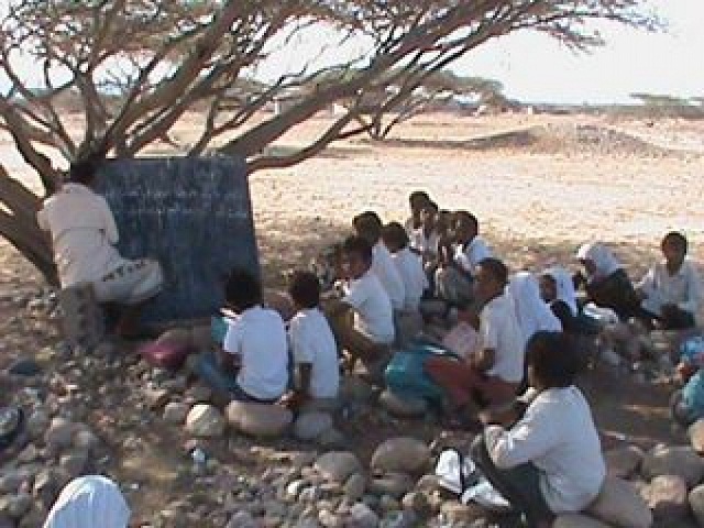 أهالي قرية حبيل برق بخنفر يناشدون ببناء مدرسة لأبنائهم كونهم يدرسون تحت الأشجار منذ عقود