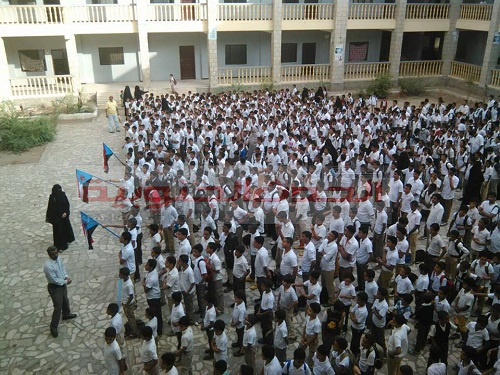 تدشين رفع العلم الجنوبي بمدرسة الفقيد عبدالله حاتم بالشيخ عثمان