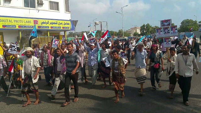  انطلاق مسيرة من ساحة الاعتصام صوب فندق كورال وإرسال رسالة للحكومة بالفندق ( مصور)