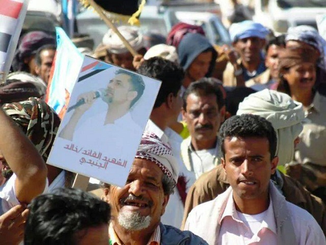 مسيرة غاضبة بعتق تدعو لتشكيل لجان دفاع جنوبية عن المسيرات والنشطا