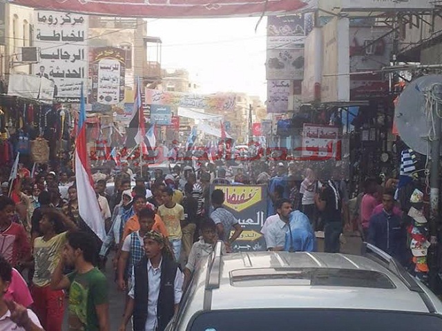 مسيرة الغضب الجنوبي  تصل كريتر تنديداً باغتيال الشهيدين الجنيدي وزين اليافعي وتضامناً مع أبناء كريتر