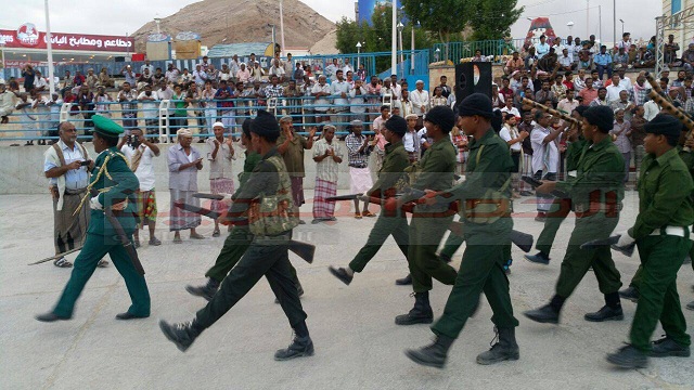 عرض عسكري بساحة القرار قرارنا بالمكلاء بحضور قيادات المجلس الثوري (مصور)
