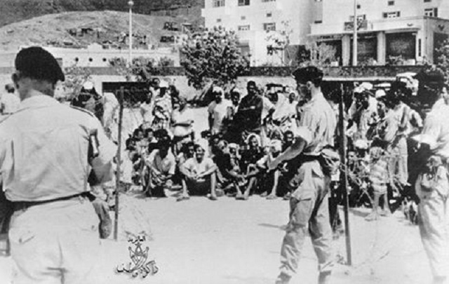 لحظة احتجاز مجموعه من المتظاهرين السلميين مدينة عدن سنة 1965