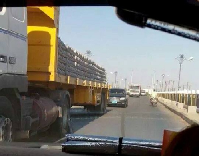 مواطنون في أبين يناشدون الجهات المختصة للوقوف إمام التشققات الظاهرة في جسر أبين