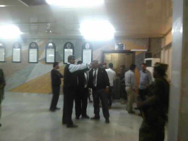 جائزة جامعه عدن للبحث العلمي وسط ثكنة عسكريه لحماية لوزراء حكومة بحاح