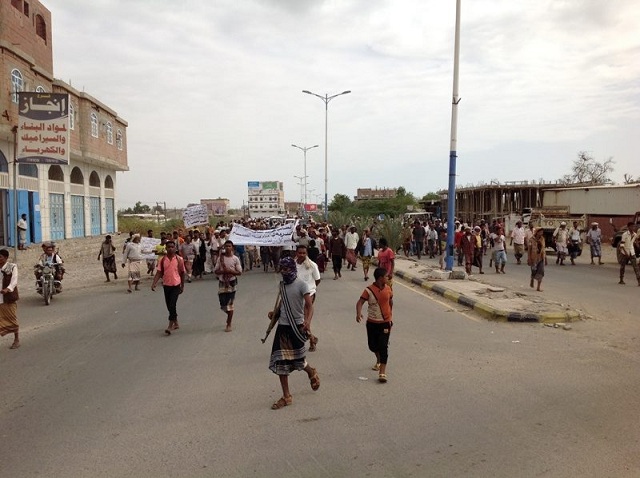تظاهرة في أبين تطالب بإقالة المحافظ واحتجاجا على انقطاع الكهرباء والمياه