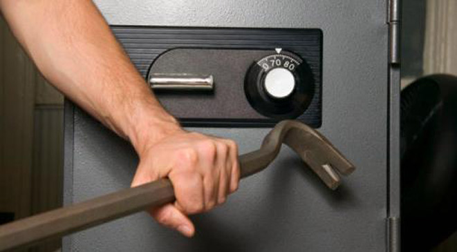 إمام مسجد سعودي يسرق نصف مليون ريال