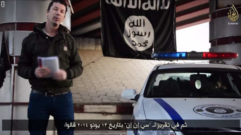 داعش يبث تسجيلا جديدا للرهينة كانتلي وهو يتجول بالموصل ويقود السيارة والدراجة ويخاطب طائرة بدون طيار