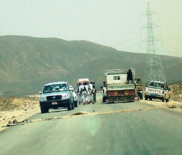 قبيلة آل باجراد باكازم يطالبون بإعدام قاتل ولدهم ويحتجزون عدد من الشاحنات وينصبون نقاط للتفتيش