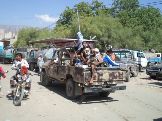 اللجان الشعبية بلودر تنصب نقطة للتفتيش أسفل جبل ثرة في خطوة تصعيديه بسبب توقف صرف مرتباتهم