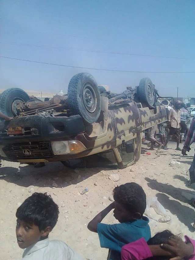 مقتل عشرة حوثيين بانقلاب طقم كان هارب من استهداف طيران التحالف بشقرة