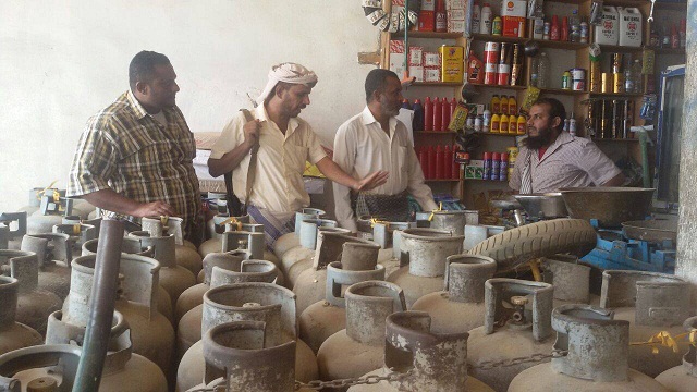مديرلودر والمسئول الأمني وقائد الكتيبة يتفقدون بيع الغاز ويمنعون زيادة سعره بسوق لودر