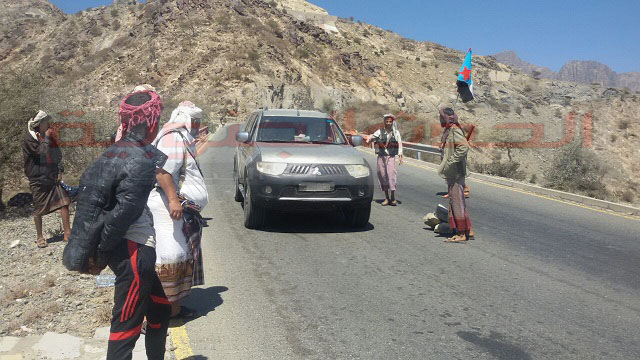 عناصر من مليشيات الحوثيين وصالح يبيعون أسلحتهم بلودر ويبحثون عن طريق للهروب