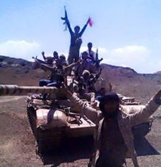 تسليم عدد من المواقع العسكري بردفان للجان شعبية من قبائل ردفان(صور)