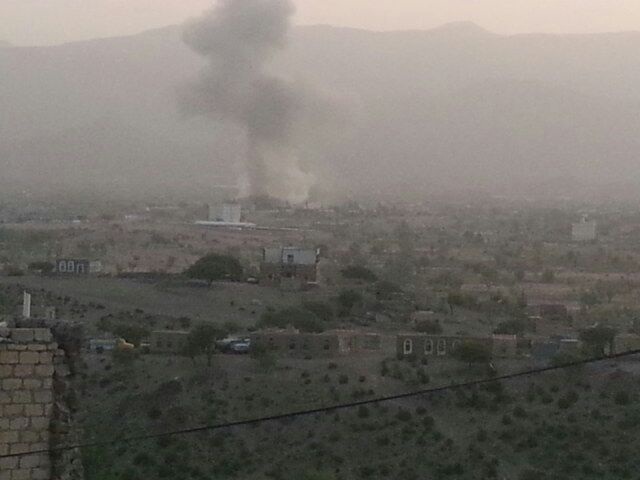 طيران التحالف العربي يشن غارات عنيفة على مبنى ألمحافظة وإدارة المياه بسناح (صور)