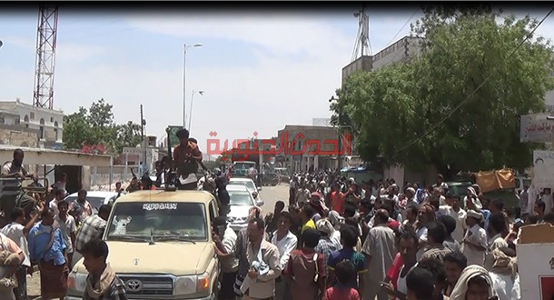 شاهد لحظة دخول قوات المقاومة القادمة من عدن مدينة مودية