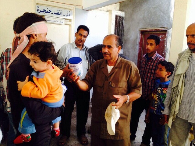 رئيس المجلس المحلي يدشن توزيع المواد الإغاثية المقدمة من مركز الملك سلمان 