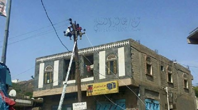 عمال الخدمات الكهربائية بالضالع يسارعون بإعادة إصلاح ما دمرته الحرب (صور)