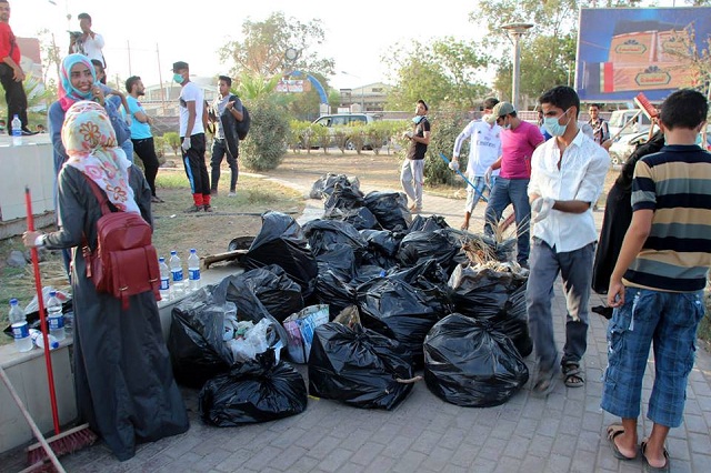 حملة هيا ننظفها ..مبادرة شبابية لتنظيف شوارع عدن