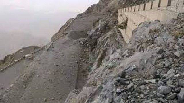 الحوثيين يفجرون طرق قمة عقبة ثرة ويردموها بالحجارة
